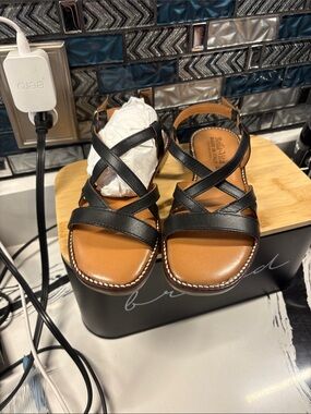 Bella Vita Black Strappy Leather Sandals with Tan Footbed